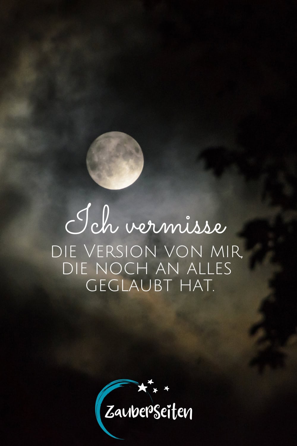 Mondschein und Wolken verschleiern den Himmel.